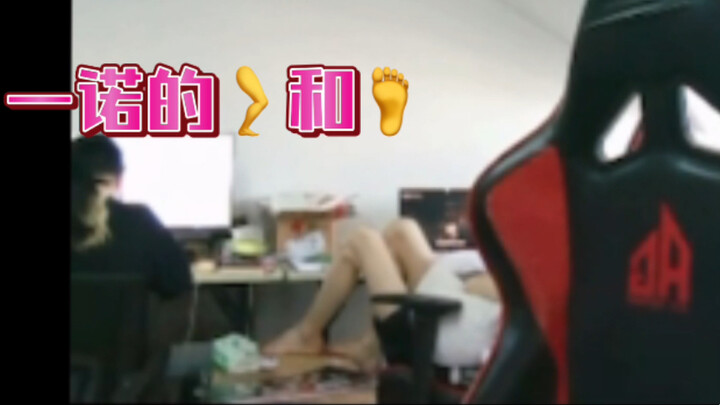Trong phòng phát trực tiếp của A S xem livestream nước, thấy Nhất Nặc với đôi chân trắng muốt và bàn