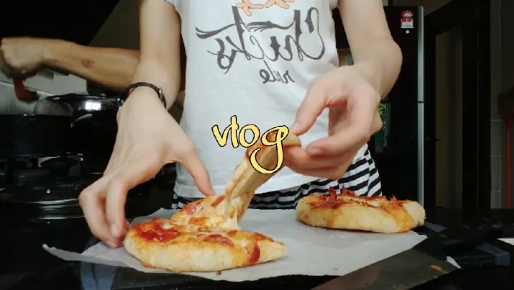 Vlog.03|搬家一周年|Tomyam火锅🥘|迷你火腿披萨🍕|不错的板面餐馆推荐🍜|打羽球是周末的家庭活动🏸