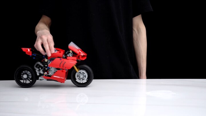 Immersive building LEGO Ducati
