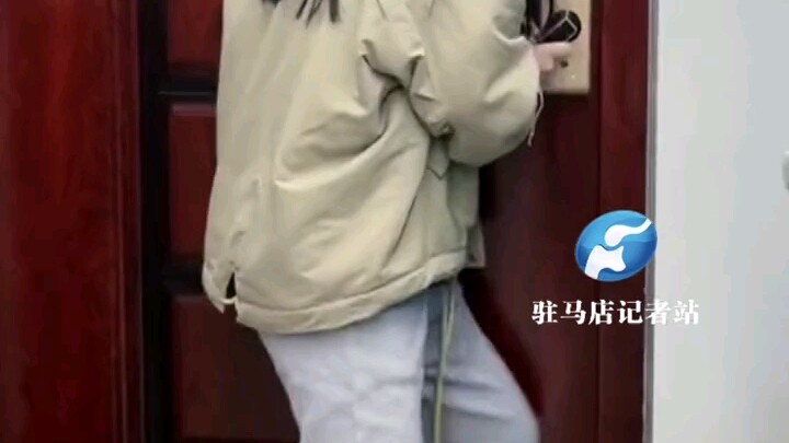 ลมแรงเกินไป สาวออกมาข้างนอกเจอเรื่องวุ่นวายสามตลบ “นี่มันโดนระบบควบคุมความเสี่ยงแล้ว!”