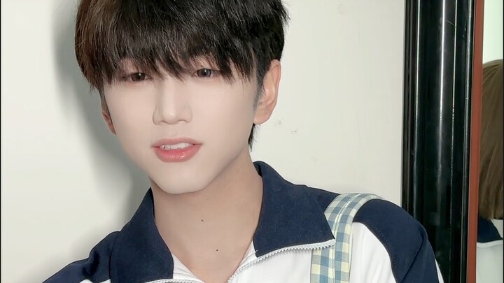 Bulan mengelilingi Bumi, sedangkan aku mengelilingimu...