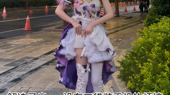 Ten minutes to solve the problem of having no pockets for your phone when cosplaying