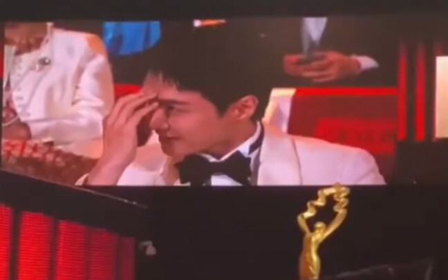 Zhang Yixing is so shy, hahaha—caught on camera by a director at the Beijing Film Festival.