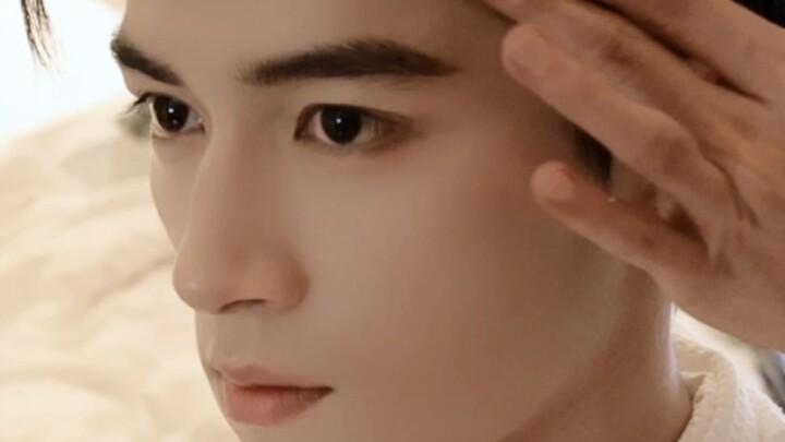 Wang Xingyue ตีความคำว่า "Sword Eyebrows and Star Eyes" ได้อย่างสมบูรณ์แบบ