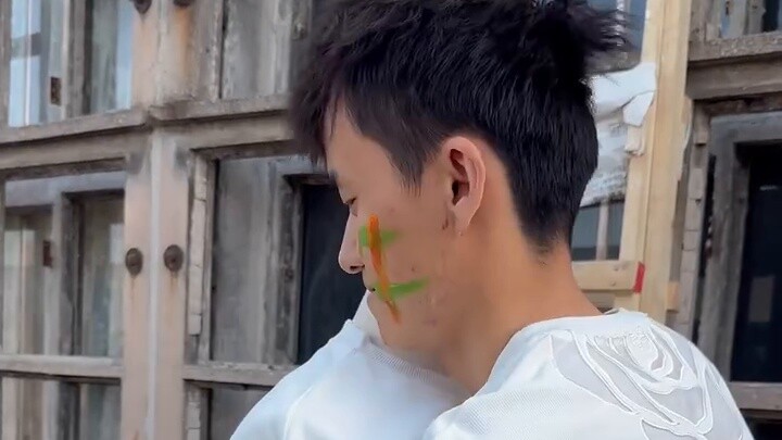 Đã lâu rồi bạn chưa được ôm. Không sao cả. Hãy ôm lấy mình đi! Nhìn kìa, mùa xuân đã đến rồi!