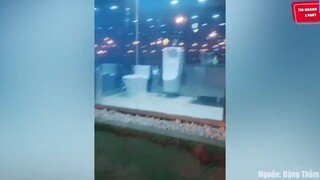 Nhà vệ sinh có 4 mặt đều là kính cô gái KHÓC THÉT vì ai nhìn vào CŨNG ngất
