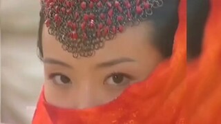 Thậm chí có người còn nói rằng bộ trang phục màu đỏ kỳ lạ và đồ trang trí trên trán của Tiểu Phong l