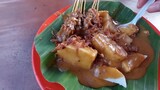 makan ketupat sama sate padang
