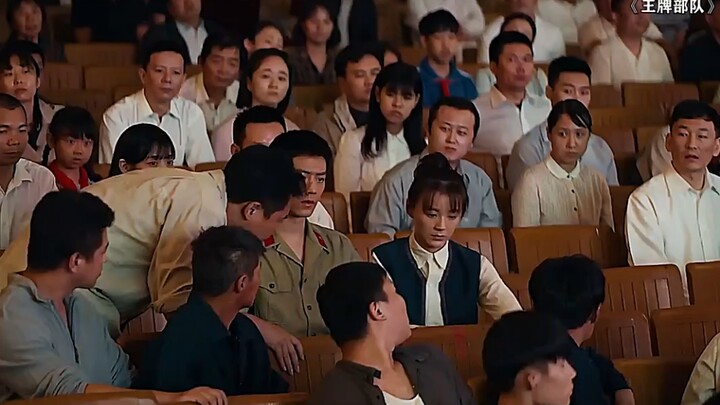 دخلت الزوجة إلى السينما حاملة علبة الرماد، فانحنى الجميع في القاعة إجلالًا لها.