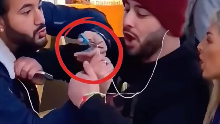 Sengaja potong kabel headphone orang di jalan secara acak, hampir kena gebuk!