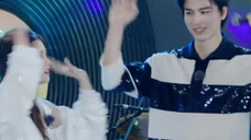 White deer Liu Xening teaches Zhang Linghe to dance and makes him laugh. Niu Niu's unruly limbs Whit