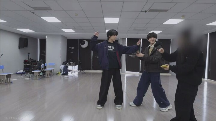 Karya Aneh ~ Zuo Qihan mengatakan sudah menebak siapa pasangannya, sementara Yang Bowen menyebut pas