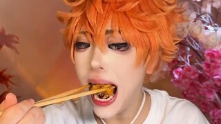 COS mukbang|Anak anjing oranye! Hinata Shoyang memanggilmu untuk makan telur mentah dicampur nasi ~ 