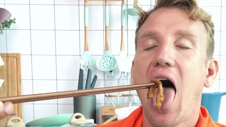 Saat Orang Asing Makan Kulit Paru Suami-Istri untuk Pertama Kali: “Kita Makan Paru Siapa???”