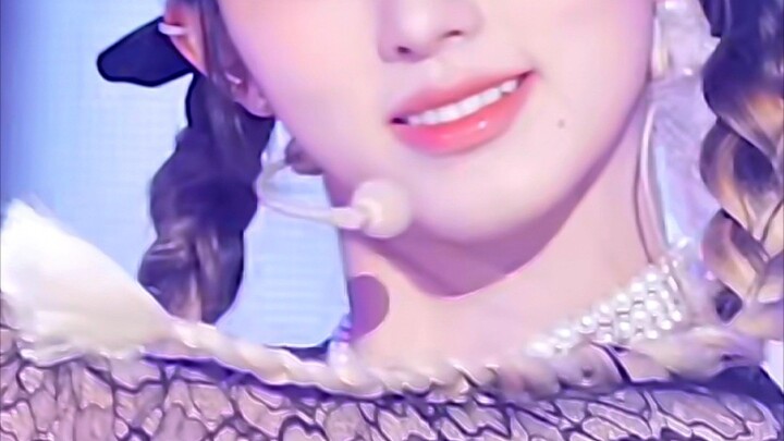Is this the idol with the perfect sisterly charm? Double braids, perfect styling! Golden Autumn Song