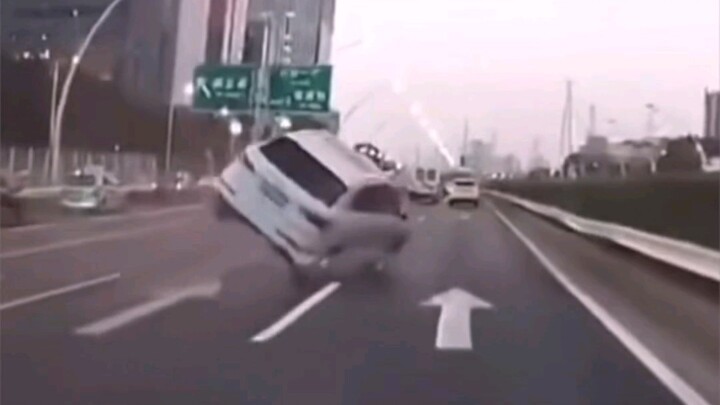 مقطع مُجمَّع لفيديوهات حوادث المرور (18): اركب بسلام واحترس أثناء القيادة!