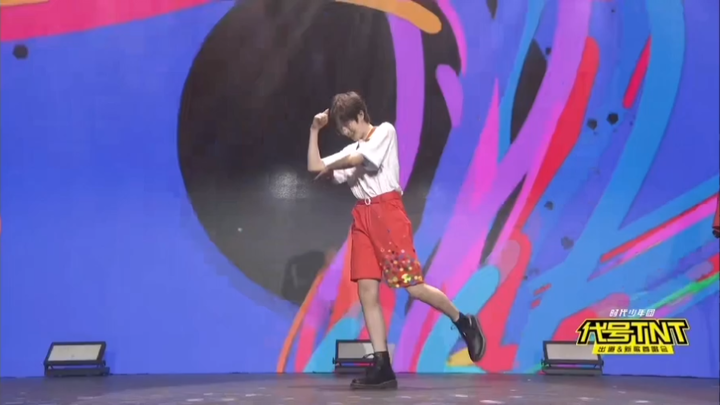 حفل الأداء الأول لـ «الرمز السري TNT»: هه جونلين رقص منزلي لطيف للغاية ✘ عرض رقص