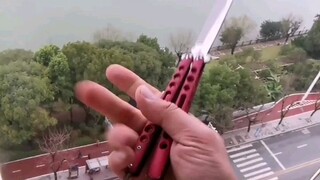 Sisir bentuk pisau kupu-kupu untuk satu orang, mirip dengan cara bermain pisau lempar