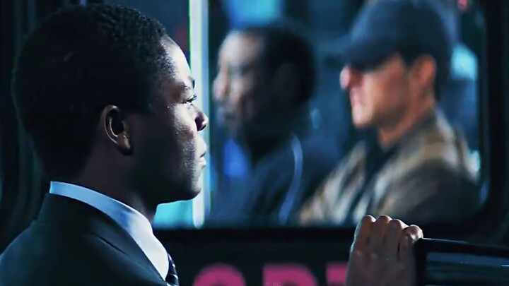 "Ai mà biết vì sao người qua đường lại tặng mũ cho A Thang vậy?"