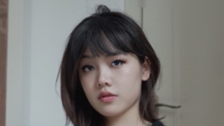 Shocked! While her roommate was not at home, the woman went crazy and HyunA wagged her tail vertical