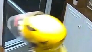 Cái kiểu chung cư vào bằng thang máy, lâu lắm rồi cậu bé mang đi cũng không hiểu!