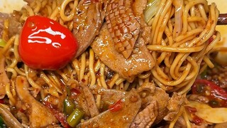 Spicy Sichuan pepper-flavored liver and kidney topping noodles—so spicy and satisfying, utterly frag