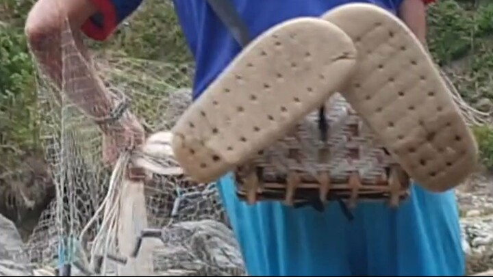 cast net fishing in Nepal | himalayan trout fishing with handmade cast net |