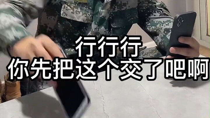 Di dalam pasukan, kondisi berbeda mengenai pengumpulan ponsel sesuai masa dinas