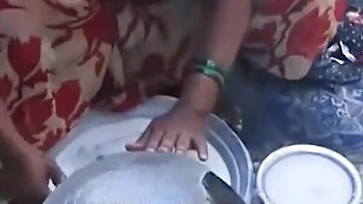 Roti lap paling bersih dan lezat di India, cukup celupkan lap ke dasar panci bundar
