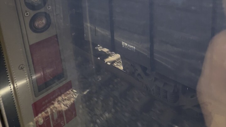 Tunggu, aku diinjak oleh benda ini di kelas bisnis Fuxing, dan aku merasa seperti tidak tahu bagaima