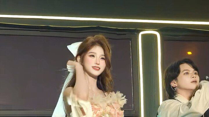 เขาบอกว่าบนเวทีฉันอาศัยแค่ความรู้สึกเชื่อมั่นเท่านั้น ที่แท้ก็เป็นสาวน้อยน่าเอ็นดูขี้ง่อยู่นะ🥲🥹