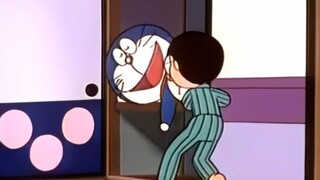 Aku juga berharap saat aku membuka jendela, akan ada Doraemon yang terjatuh. Nobita mirip dengan Ako