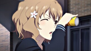 Matsumae Ohana memakan biji jagung yang tergantung di dasar cangkir