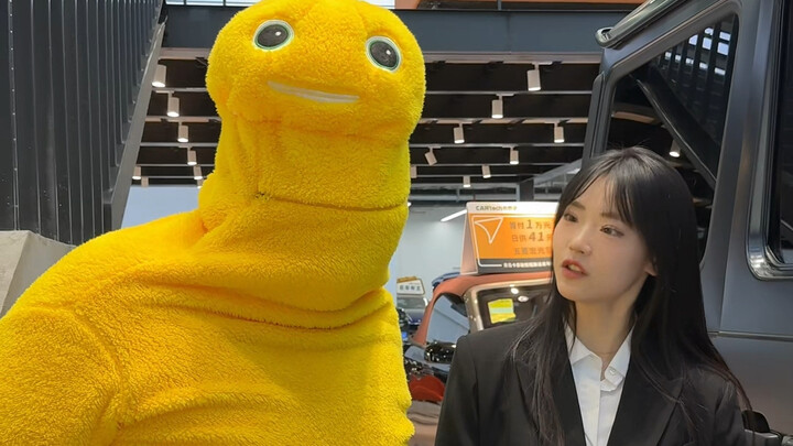 装成奶龙去买车