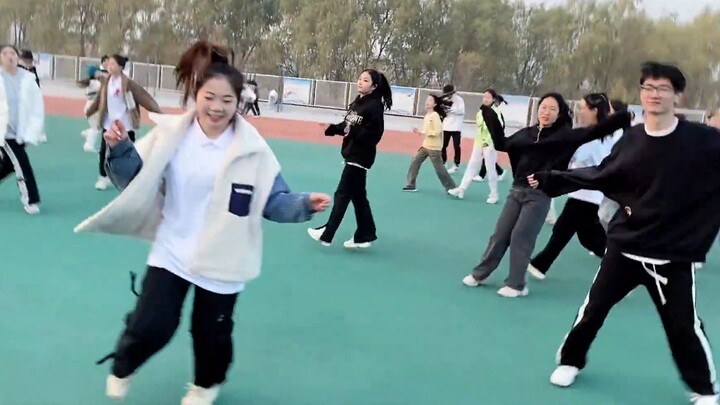 การเต้นเปิดของหวังอี้ป๋อในรายการ Street Dance