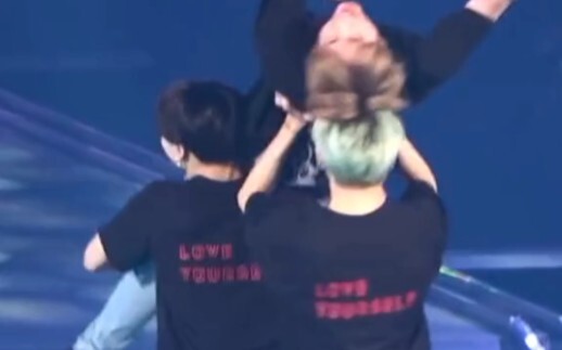 【BTS】Trên sân khấu, kẻ nguy hiểm nhất ngoài đồng đội còn có chính mình