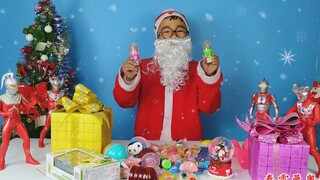 小泽变成了圣诞老人，给四个奥特曼送来了圣诞礼物，有好吃的糖果，还有好玩的玩具