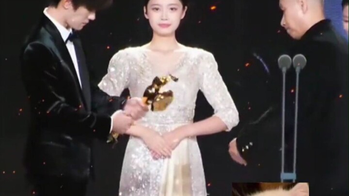 พี่ผู้หญิงฝ่ายพิธีการที่มอบรางวัลนักแสดงนำชายยอดเยี่ยมให้กับอี้หยางเชียนซีออกมาตอบแล้ว