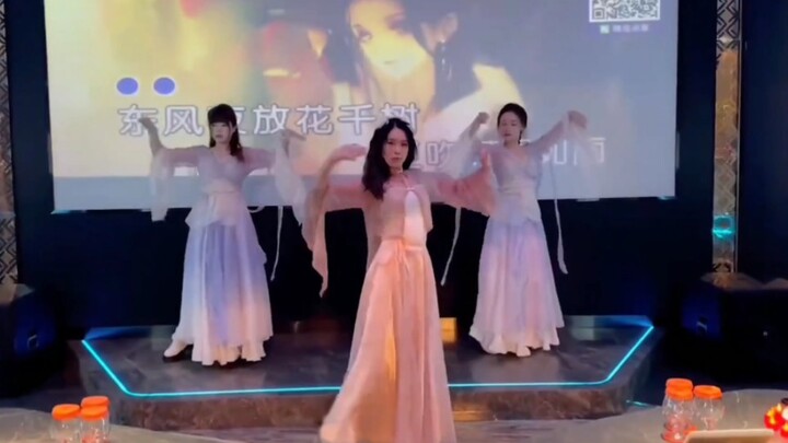 Hôm nay không có việc gì làm, nghe nhạc ở nhà thổ