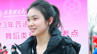 فتاة كنز من المدرسة الثانوية رقم 7 في تشنغدو، تحلم بالالتحاق بجامعة الصين للإعلام، وتدرس الرقص منذ ا