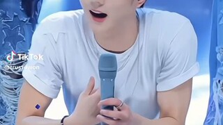 so handsome 😍😍 Yang Jungwon