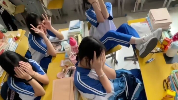 ใครจะเข้าใจบ้างว่าคนที่เล่นกันสนิทสี่คนมานั่งด้วยกันแล้วจะสนุกขนาดไหน
