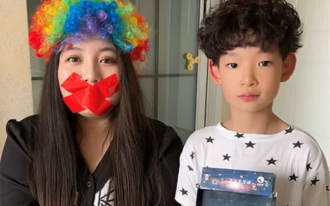 เด็กน้อยเอาเทปกาวปิดปากคุณอาไว้ ที่แท้ก็เพราะลูกอมรูปดาวของเด็กน้อยหายไปนั่นเอง ทุกคนลองเดากันสิว่าล