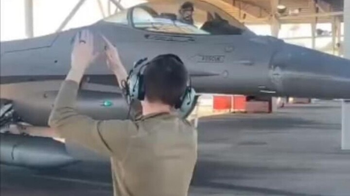 Những cử chỉ giang hồ mà người ngoài không hiểu, chỉ có nhân viên mặt đất và phi công mới biết ý ngh