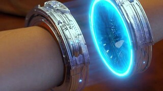 只见女孩被带上神秘铁环，随着铁环分开手臂也一分为二