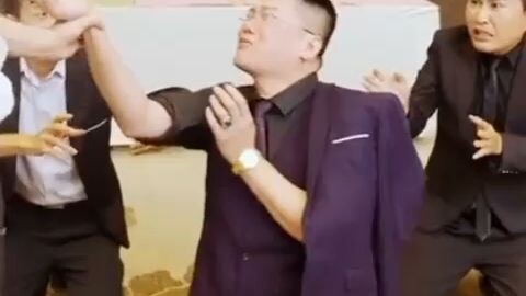 mojo app Dekho movie yrio女孩陪着男孩来到一个热闹的房间，却没想到现场突然出现了一群陌生人。气氛一下子变得紧张起来，所有人的目光都集中在他们身上。女孩下意识地站到男孩身