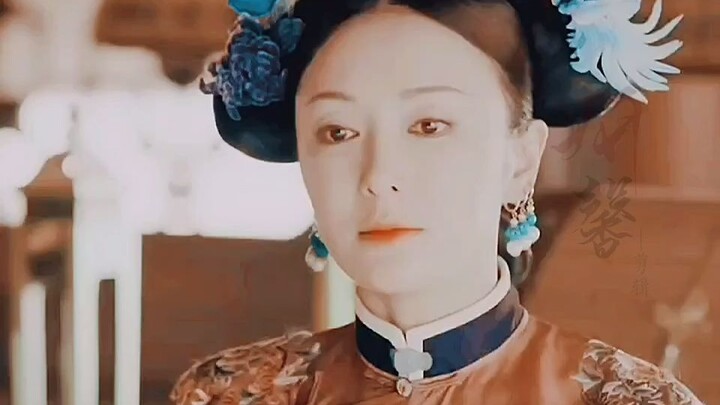 The headdresses of these two empresses are so different—it’s amazing! I really love the first one; i