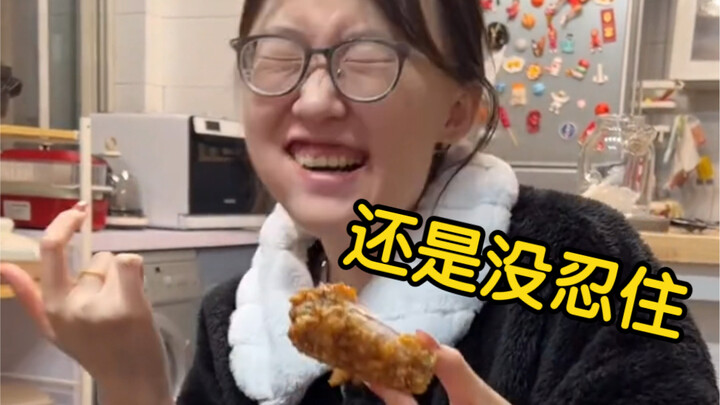 Kan udah sepakat cuma ngomong aja, nggak boleh makan daging! Semuanya gara-gara ayam goreng ini kele