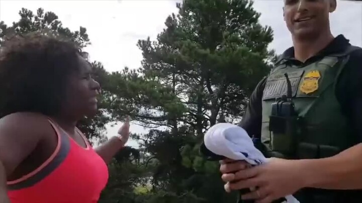 أوقفت شرطة المرور أختًا سوداء لفحص أوراقها، لكنها لم تتمالك نفسها ونزلت من السيارة لتُمطِرَهُ بالمدح