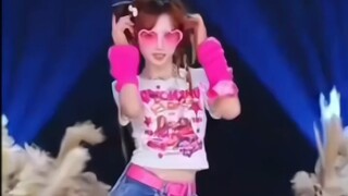 Penggemar setia berpromosi untuk girl grup RED dalam turnamen siaran bersama klub penggemar